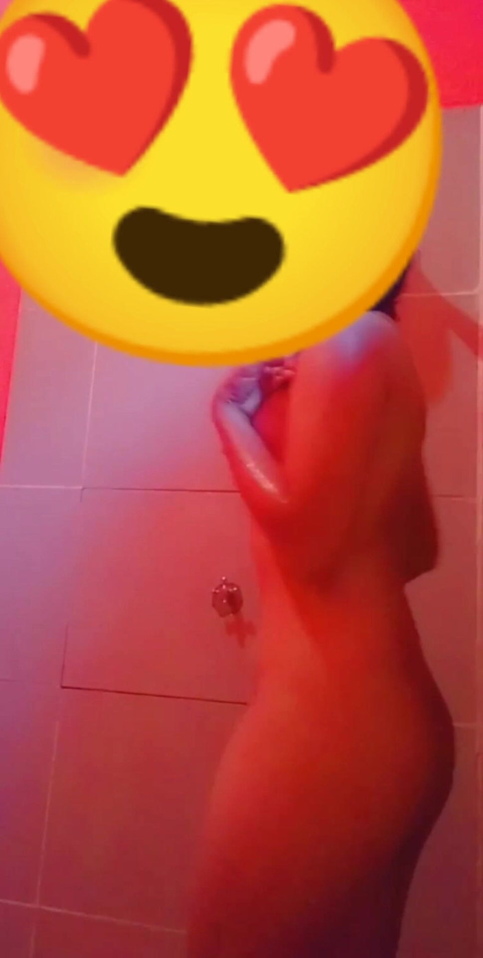 Eatrella j: Une Bolivienne nue sous la douche