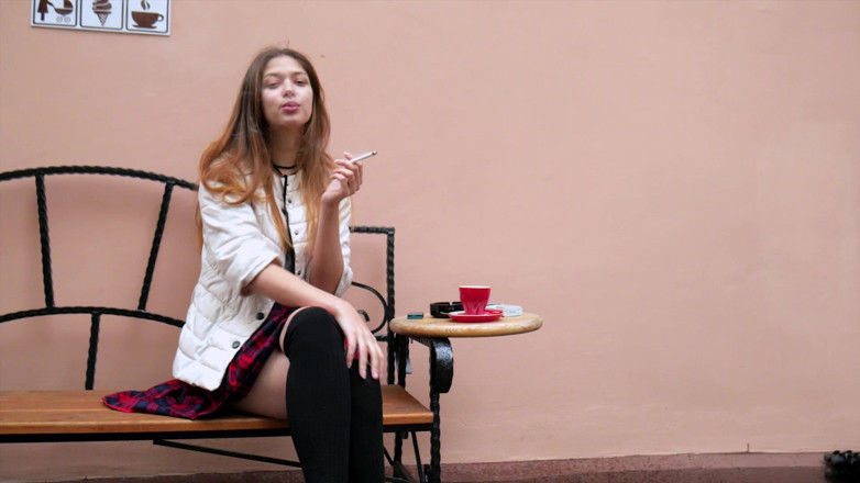 Russian Smokers: Une Russe sauvage fume une cigarette, ambiance nature