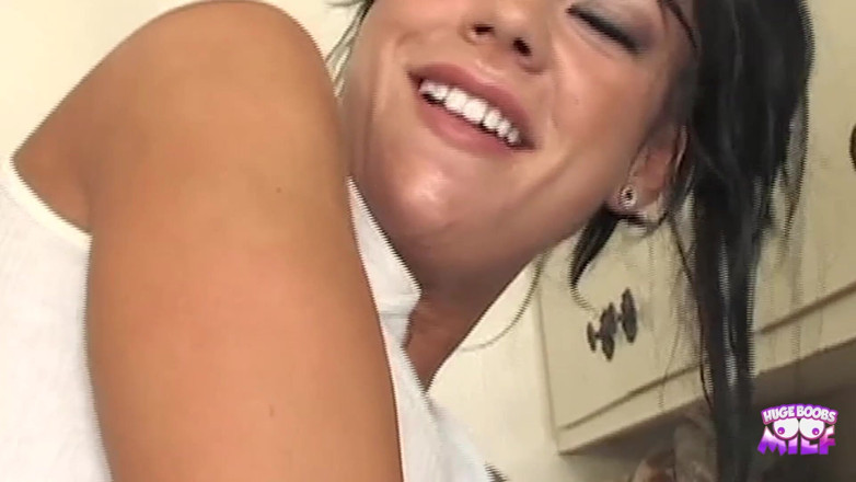 Huge Boobs MILF: Sie will das geschirr nicht waschen, also bekommt sie sperma...