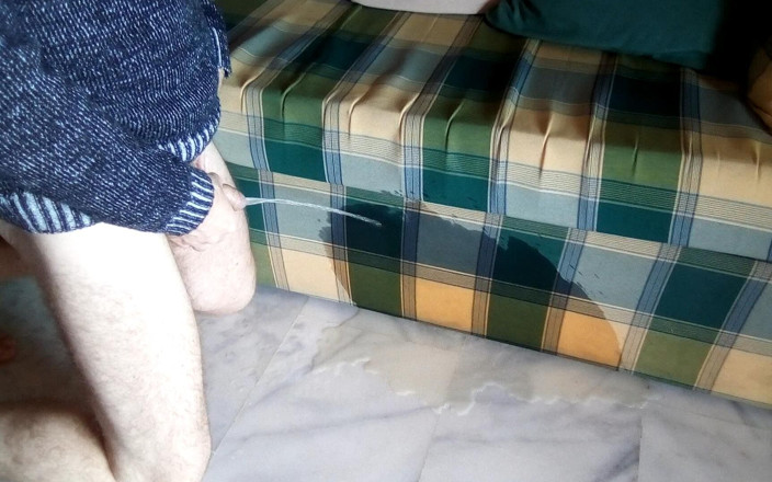 Sex hub male: John kencing semuanya di sofa