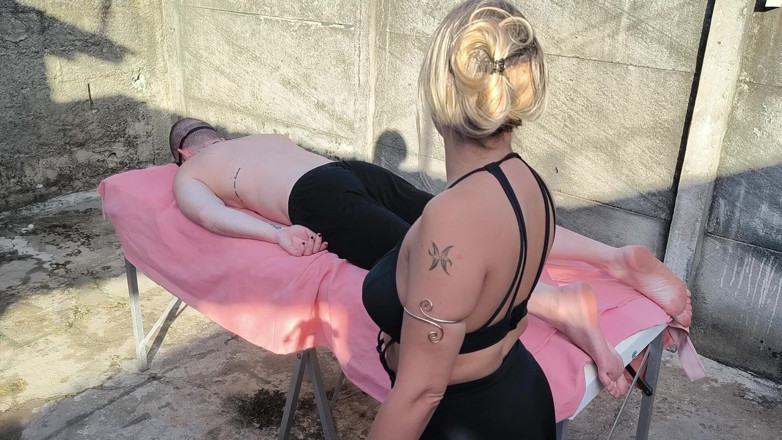 Carmona's films: Massage nu en plein air avec une blonde sexy