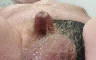 Redhairy4u: Mały Kutas sika i orgazm