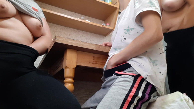Lesbian-illusion: Trzej nieznajomi ze strony randkowej szarpią ich cipki i spermę...