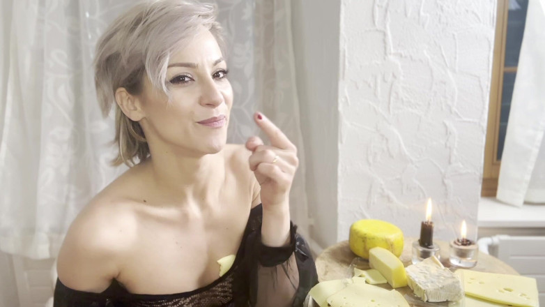 Miss Daisy Diamond: Cheeesie дрочит, минет, спермо-сырный фетиш закусочной