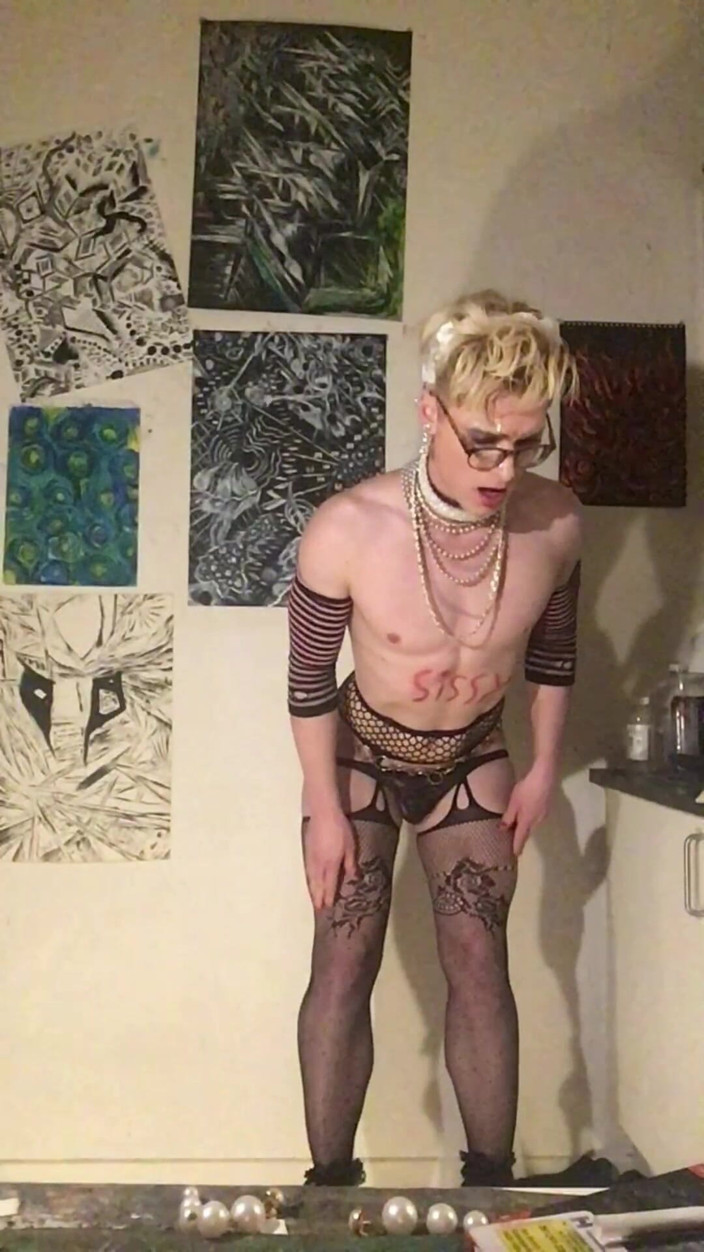 Sissy Cindy Slut: Girly Sissy Bitch! Jes Brinch adalah seorang yang lemah!