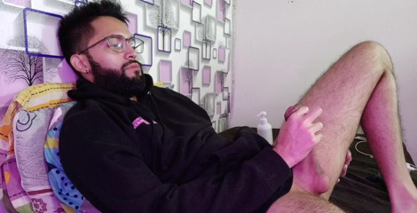 Camilo Brown: Sacudiendo mi gran polla y llenando mi sudadera negra de...