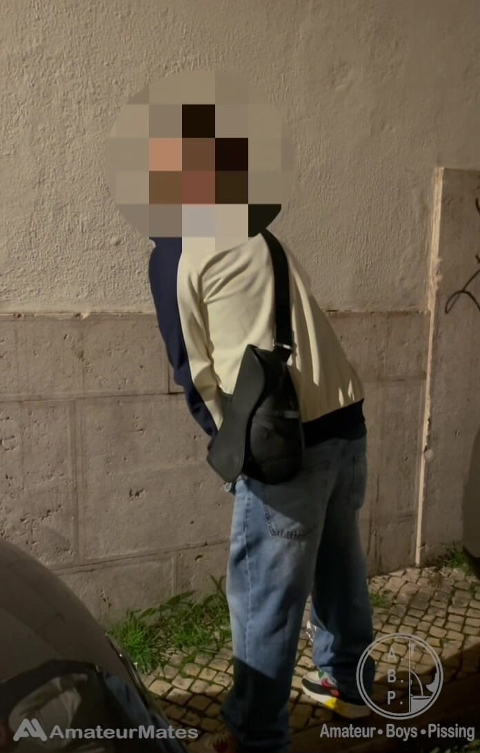 AmateurBoysPissing: Amatérský chlapec bere jeho tlustého vyřezaného ptáka z jeho džín...