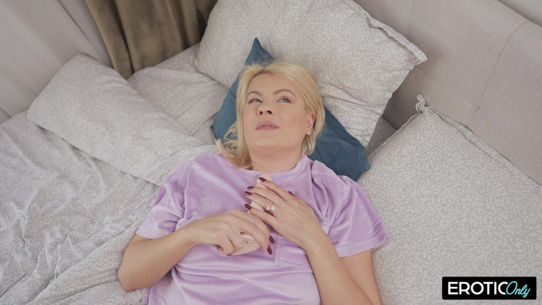 EroticOnlyClips: Une blonde aux yeux bandés se donne du plaisir avec...