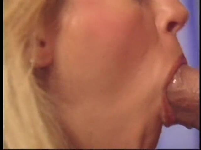 MILF Station: Une blonde fait un blwojob avant de se faire baiser...