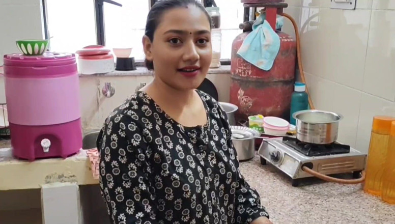 Khushboobhabi: Cô ấy đang nhét một cái búa vào âm hộ của mình