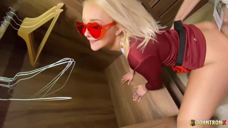 John Tron X: Johntronx - une showgirl blonde super sexy me baise dans le...