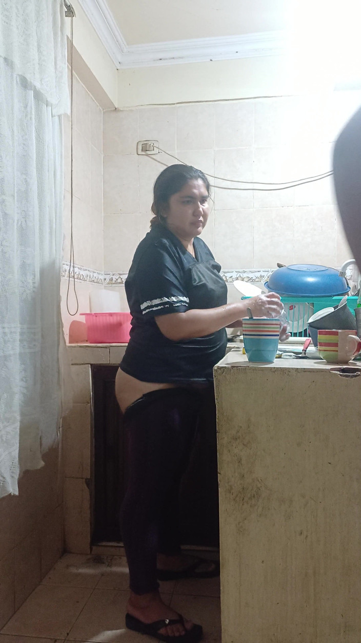 Eatrella j: Eu fodo minha meia-irmã na cozinha, minha madrasta quase nos...