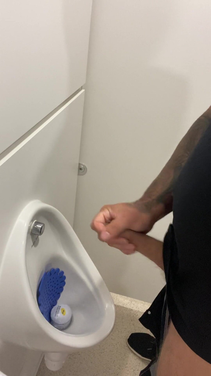 Andyleexxx: Pisse et branlette dans la salle de bain