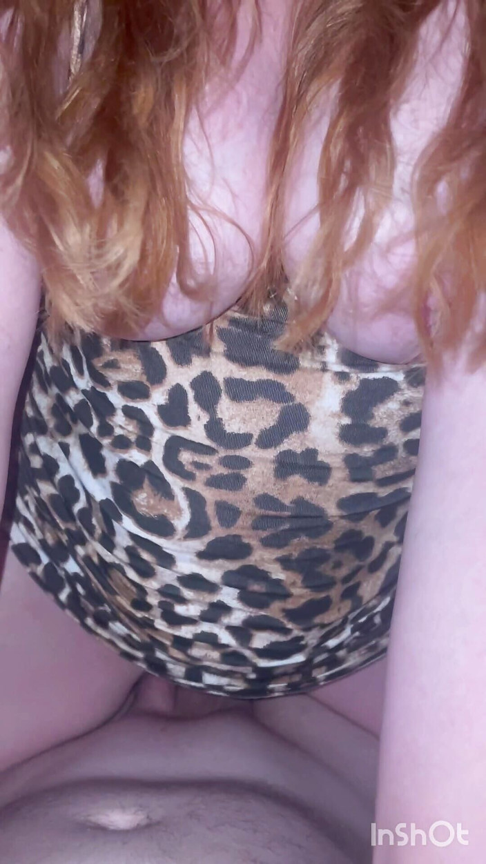 Ginger milf: Vrouw berijdt pik grote tieten tepels en komt klaar over...
