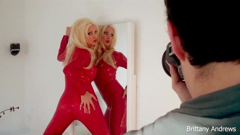 Brittany Andrews: Lateks fetişini kutluyoruz