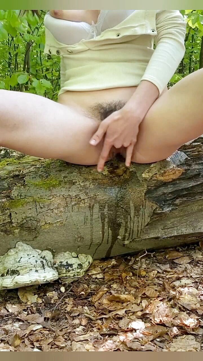 Hot_dirty_couple: Ung skönhet sprutar i skogen
