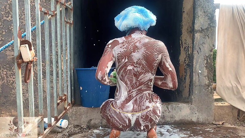 Naturelle Chocolat: Tắm kiểu làng nóng bỏng, thích cảm giác làn gió...