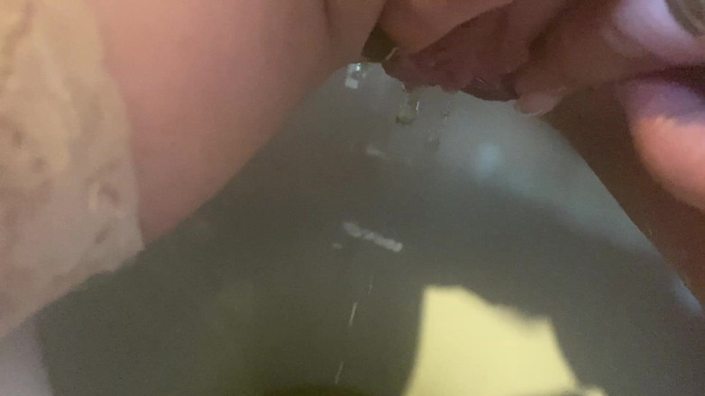 MilfyCalla: Un Litlle Pee. Poți să bei asta?