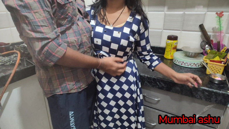 Mumbai Ashu: Desi dívka vařila v kuchyni, když přišel její přítel