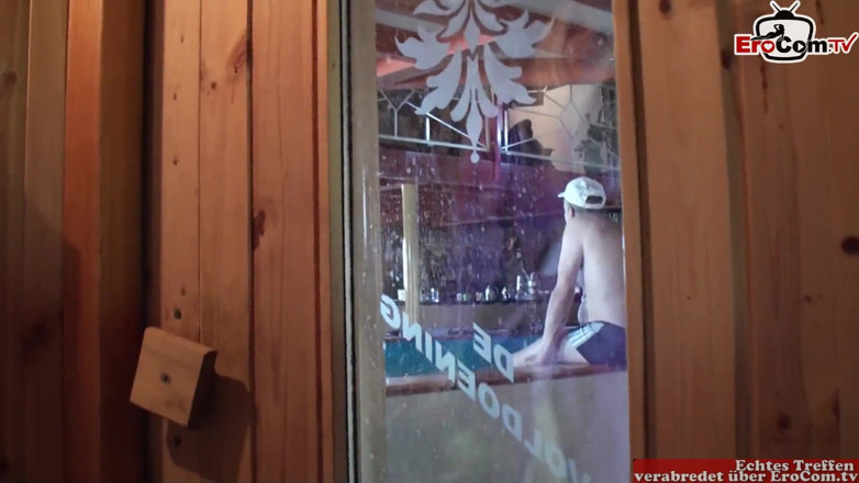 EroCom: Una troia bionda seduce un ragazzo nella sauna