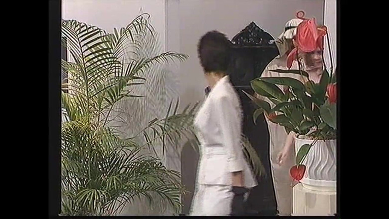 Vintage megastore: sundar vintej sunahre baalon vaali bare land ki savaari karti...