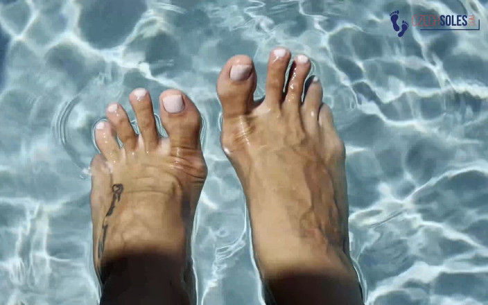 Czech Soles - foot fetish content: Ukrainska gudinnans sexiga fötter vid poolen