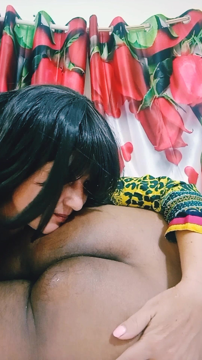 Bolly Karma: La ragazza formosa fa piacere al suo fidanzato