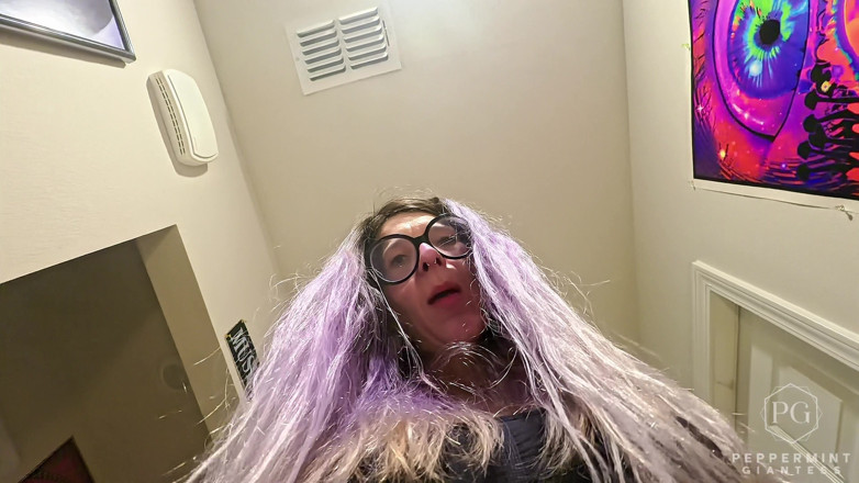 Peppermint Giantess: 6'7 Мачеха владеет ее жалким коротким неудачником - великанша в видео от первого лица, унижение поднять и нести