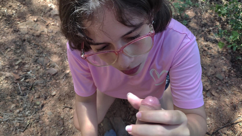 SugarPose: Ragazza Latina Fa Un Pompino Nel Bosco