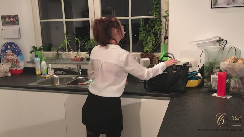 Cathy Crown Production: A mulher burguesa se masturba depois do trabalho