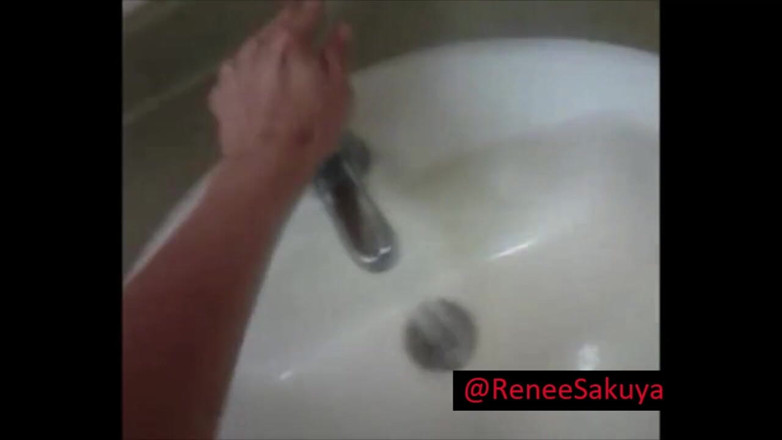 Renee Sakuya: Kencing di toilet umum dan cuci tangan