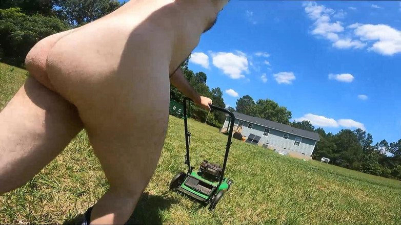 Jon Screcrow: Jon Scarecrow completamente desnudo con botas de vaquero empujando la...