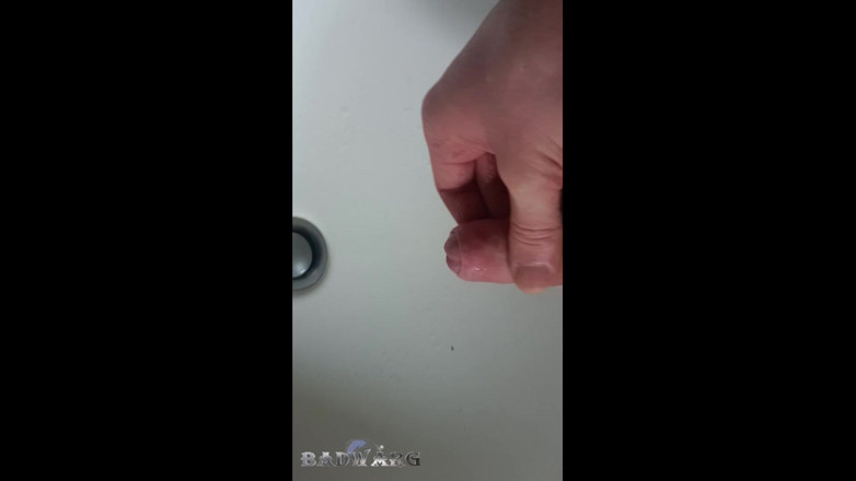 BadWarg: Pisse dans le lavabo de la salle de bain - 04.04.2024