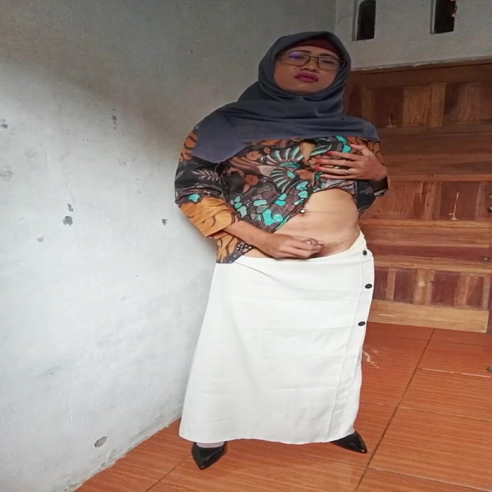 Mitha Zhe: Calda asiatica hijab shemale cavalca un enorme dildo e si...