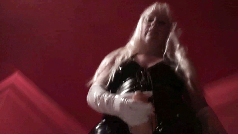 Femdom Austria: Succhia lo strapon di un gigante alto