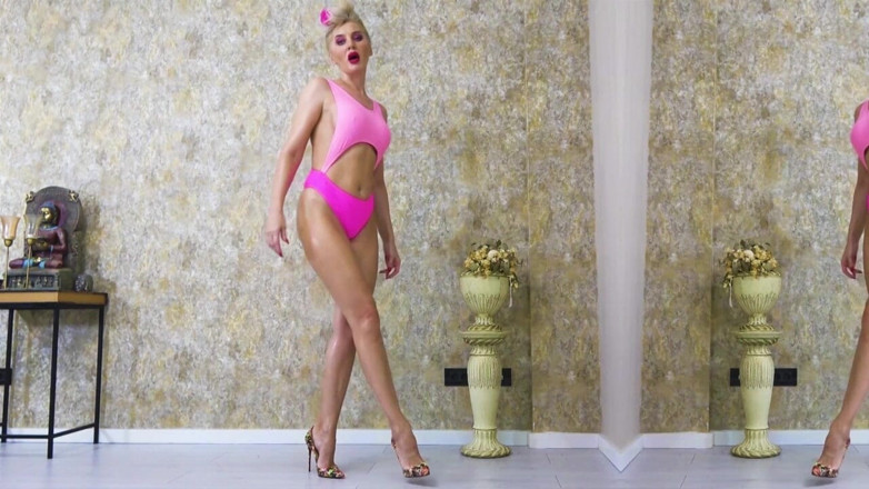 Goddess Celine: Barbie besos con lápiz labial