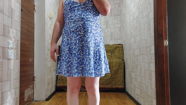 Kitty_Cross: Une tapette sexy seule à la maison s'habille sur ses nouvelles...