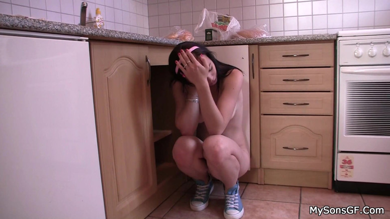 Taboo Teens: Tatăl vitreg repară instalațiile sanitare, dar într-un mod special