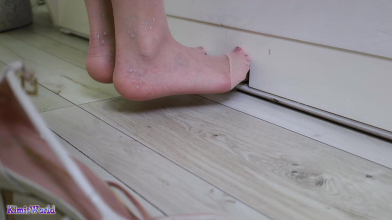 KimisWorld: Piano pedalando bombeando em meia-calça pura - footplay, saltos e provocações...