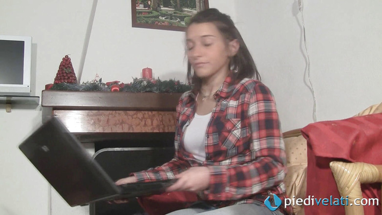 Foot Fetish HD: Valentina, sexy brunette tiener houdt zo veel van haar voeten