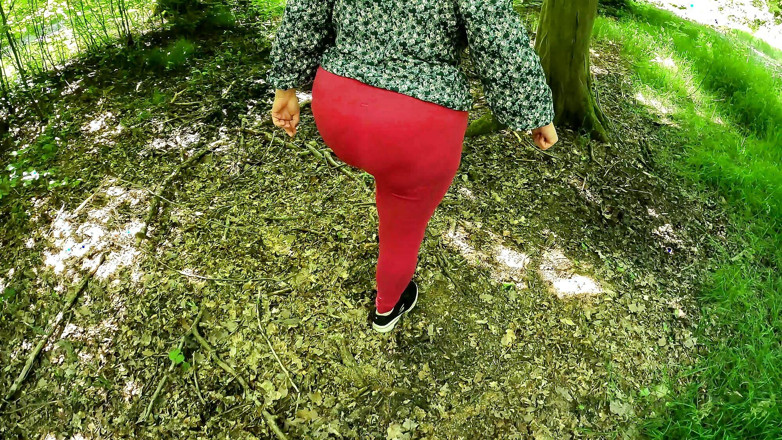 Bouncy Tits Action: Menghancurkan Teteknya Merah di Tempat Letak Kereta Hutan