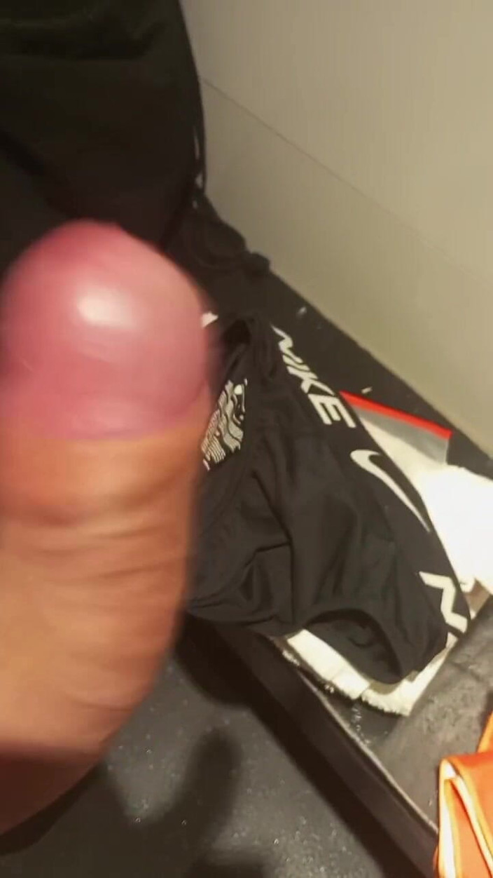 LEO BULGARI - Fucking w Horny curious guys: Поклонник купил мое нижнее белье со спермой!