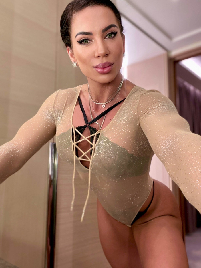 Alesyamuscledoll: Muscoli attraverso