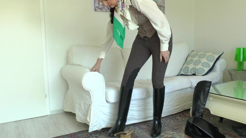 Lady Victoria Valente: Ajuste de botas para un traje de equitación, Lady Victoria...