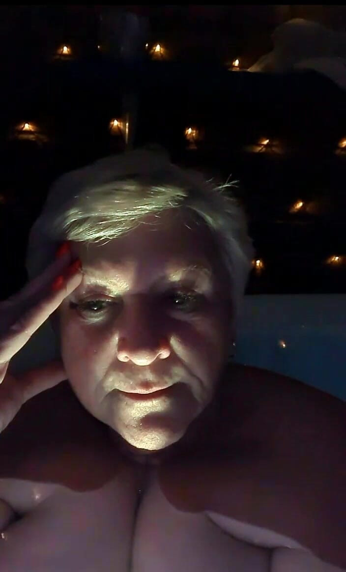 Uk Joolz: Stream začal 25.09.2022 06:27 pm Dobrý večer z mé horké vany x