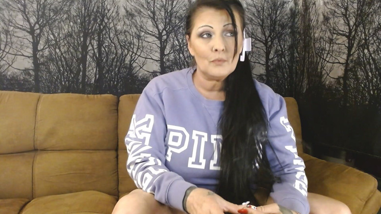 Abby Anna: Milfka Anna kouří, znovu plná ochucená