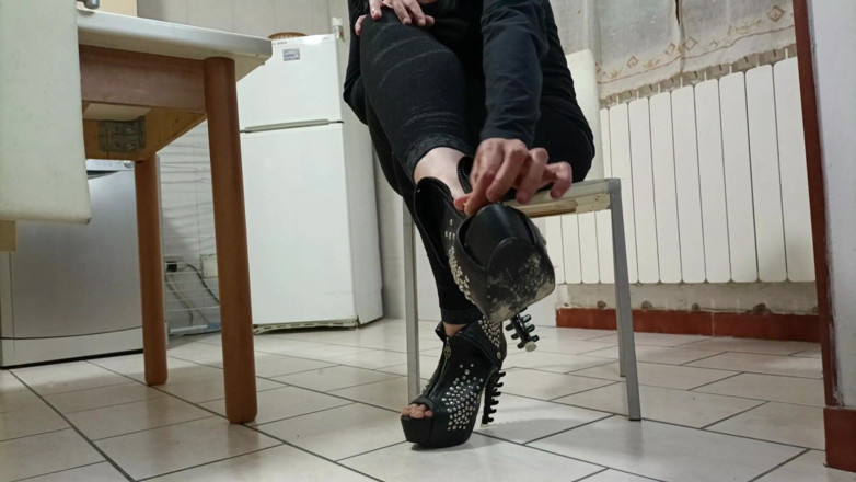 Bergami Melissa: Padronadomination : mange du loser de mes pieds