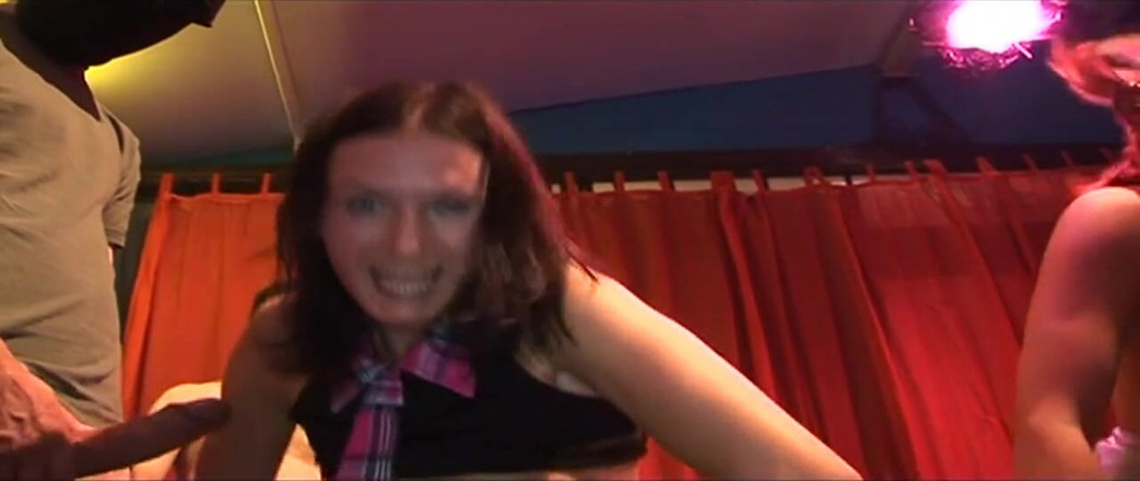 Family Fuckers: Des bombasses matures se font fourrer dans une orgie baveuse...