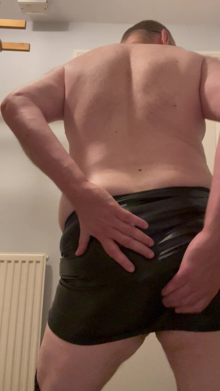 Gay cross dressing: Siyah çoraplı Julian Sharp