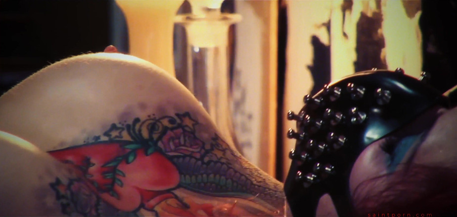 SaintPorn: Tallulah taquine prend une éjac sur son tatouage